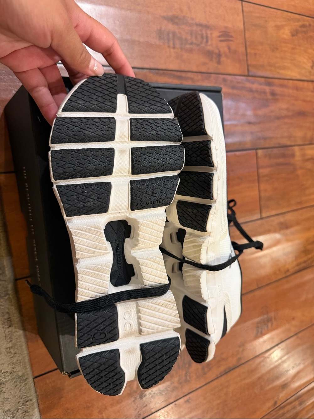 CloudX 4 ON Sneakers - Like New - Picture 3 of 3